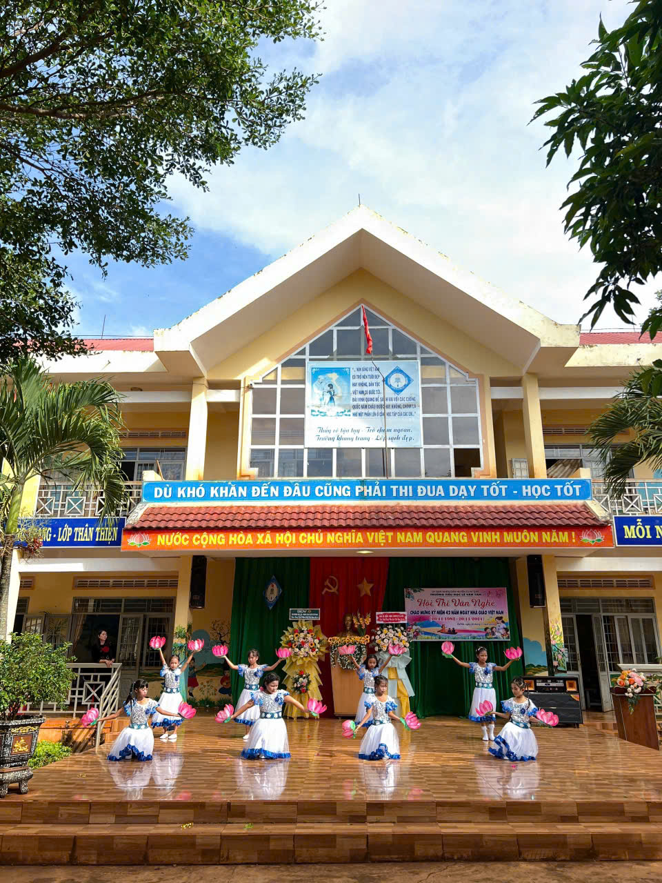 hoạt động văn nghệ chào mừng